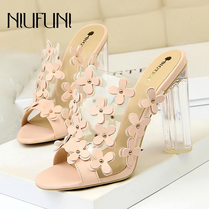 

NIUFUNI Transparent PVC Crystal Women's Slippers Small Flowers Sweet Shoes Summer High Heels Round Toes Metal Decorative Sandals