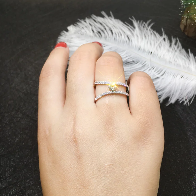 Роскошное обручальное кольцо из 18 каратного золота с муассанитом и бриллиантом D