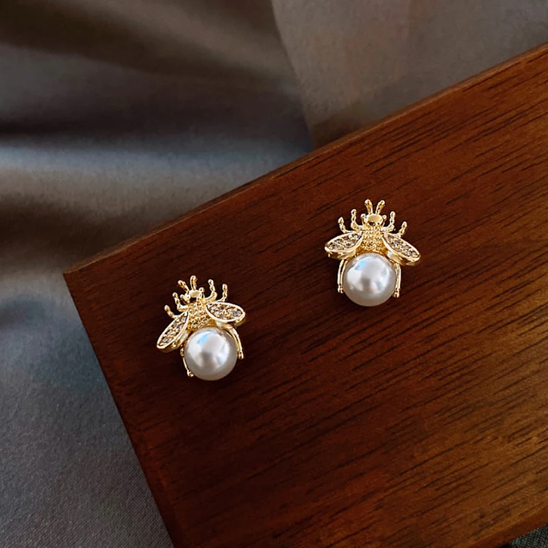 

Korean Style Temperament Honey Bee Pearl Earrings Fashion Exquisite Ladies Versatile Small Bee Earrings Elegant Jewelry New Hot