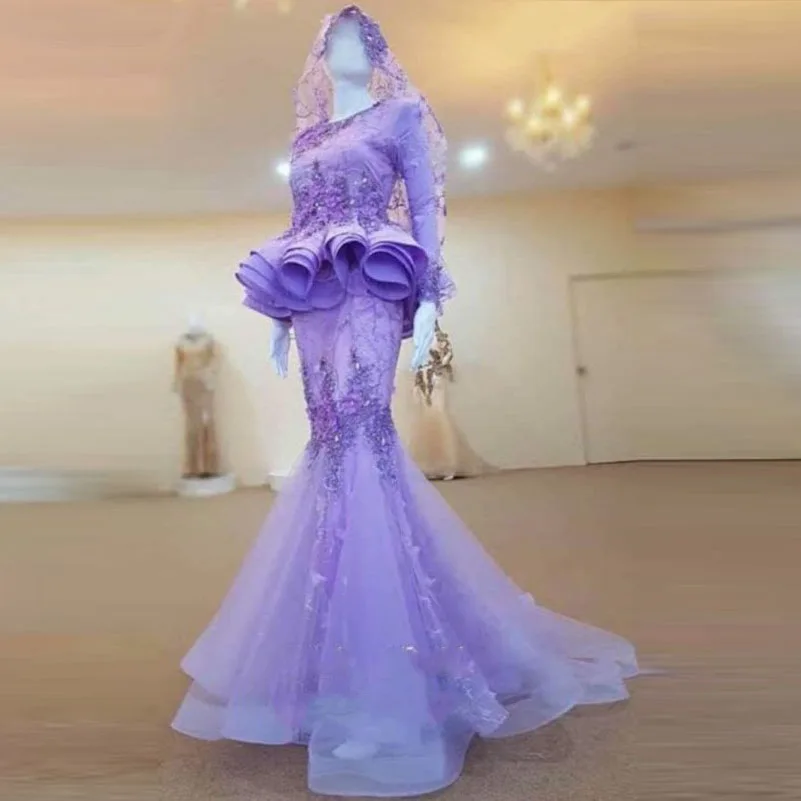 Женское вечернее платье с баской голубое длинным рукавом расшитое бисером в