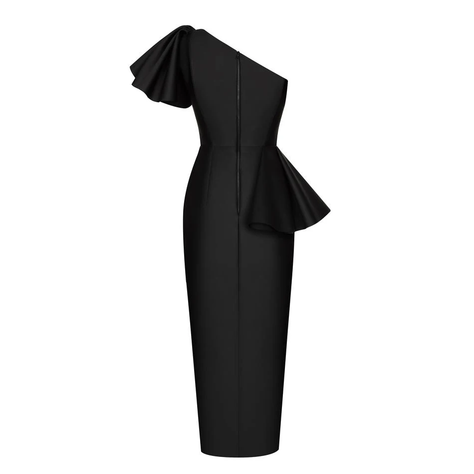 Женское облегающее платье на одно плечо черное с коротким рукавом и оборками в