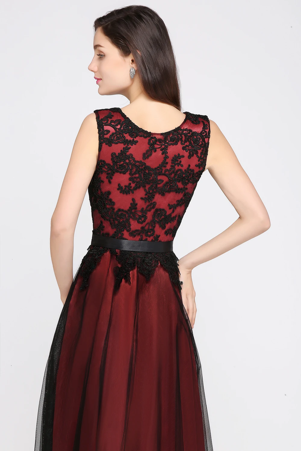 Длинное бордовое вечернее платье с аппликацией зеленое трапециевидной формы для