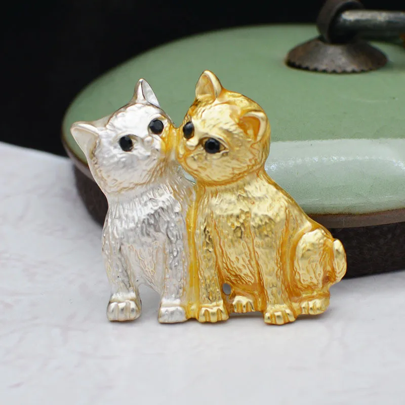 DoreenBeads Симпатичные эмалевые броши-кошки для женщин двойной котенок поцелуй