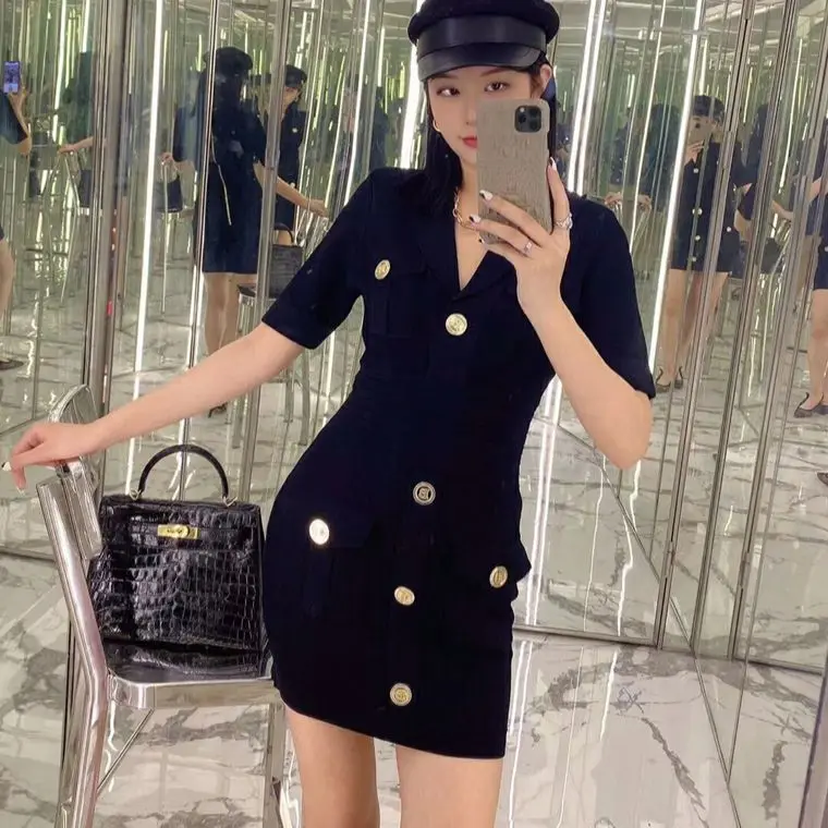 Женское трикотажное платье с V-образным вырезом коротким рукавом и металлической