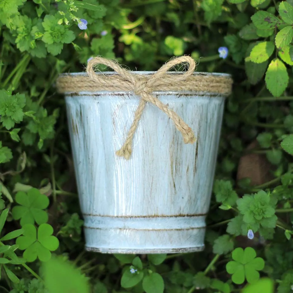 Металлический цветочный горшок в стиле ретро можно повесить на балкон для