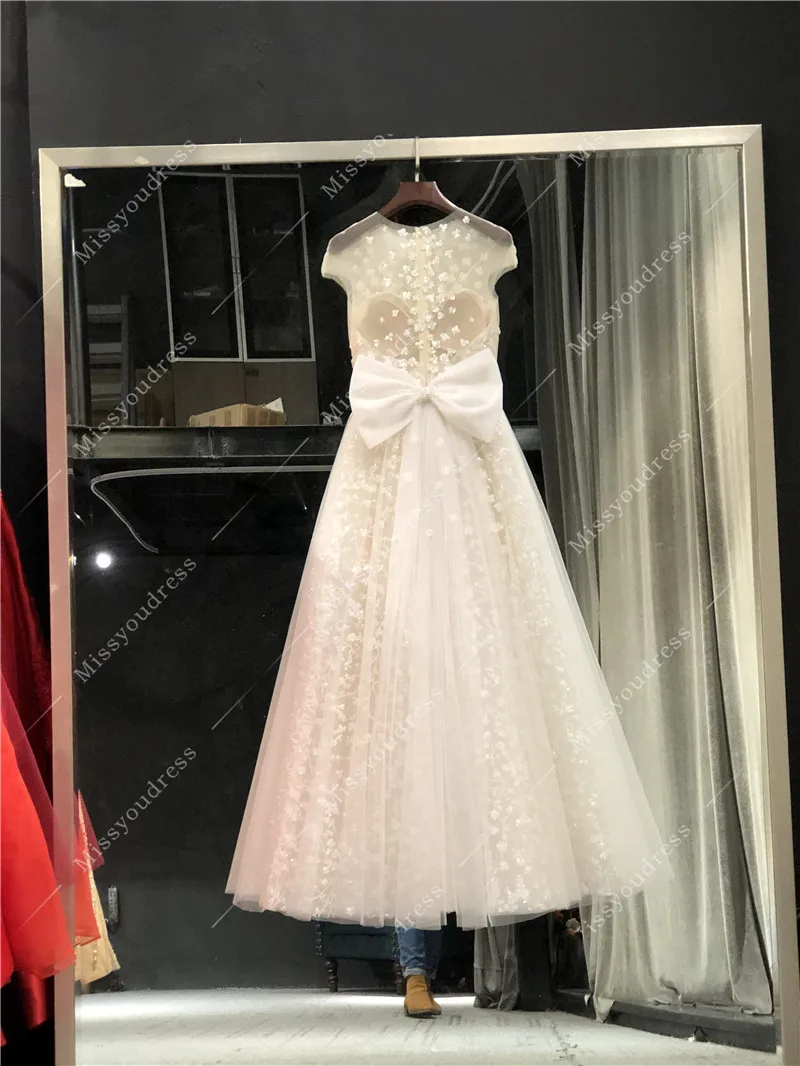 Newest High Quality Customized Ivory High Quality Beading Flowers Cap Sleeves Floor Length A-line Wedding Dress Wedding Gown