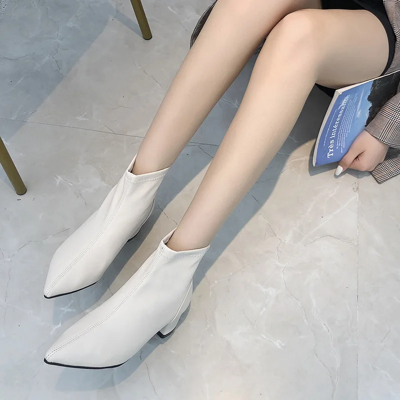 Цвет черный бежевый коллекция 2019 года зимние женские ботильоны с острым носком