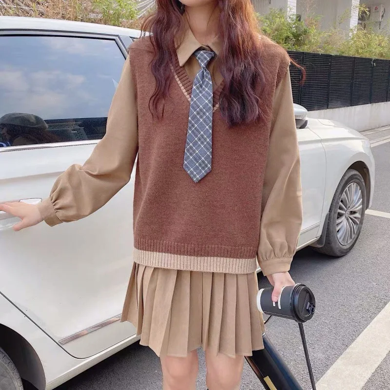 

Autumn and winter outfit college wind 2021 new 100 pleated v-neck knitting vest wearing thin three sets of women