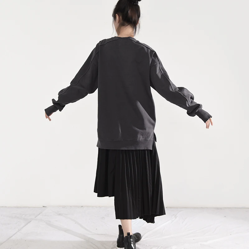 

[EAM] Loose Black Gray Leisure Irreuglar Sweatshirt New Round Neck Long Sleeve Women Fashion Tide Spring Autumn 2021 1DD297401