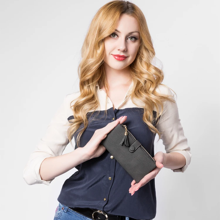 В подарочной сумке есть женская сумка отправленная случайным образом. |