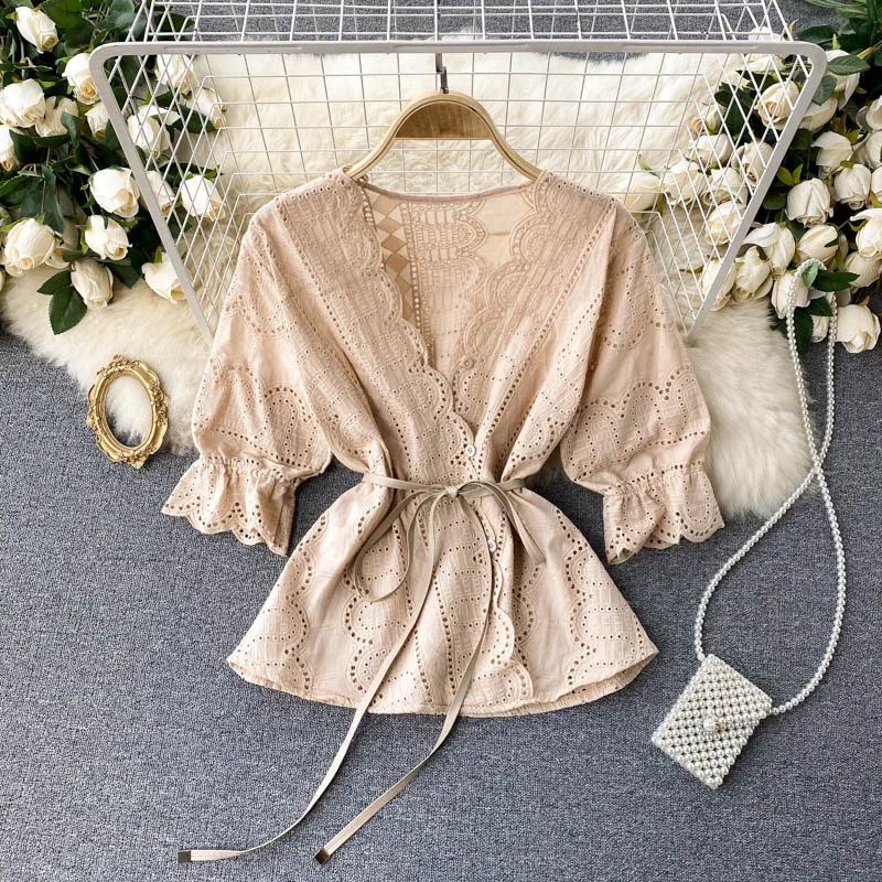 

Summer new embroidery retro crop top V-neck slim temperament commuting crop tops Puff sleeve tops women 2021