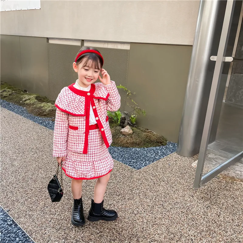 

Женский костюм из двух предметов, однобортный пиджак с большими лацканами и жемчужными пуговицами и полуюбка, осенний костюм для девушек