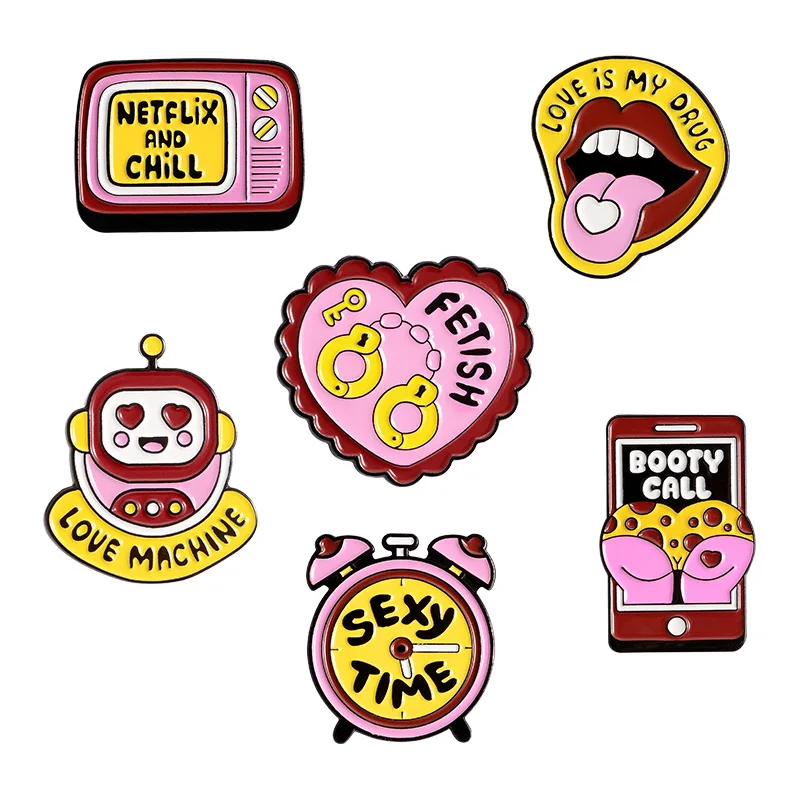 

1pcs Creative Personality Pink Machine Alloy Pin Badge Love Mouth TV Alarm Clock Collar Luggage DIY Brooch Badge