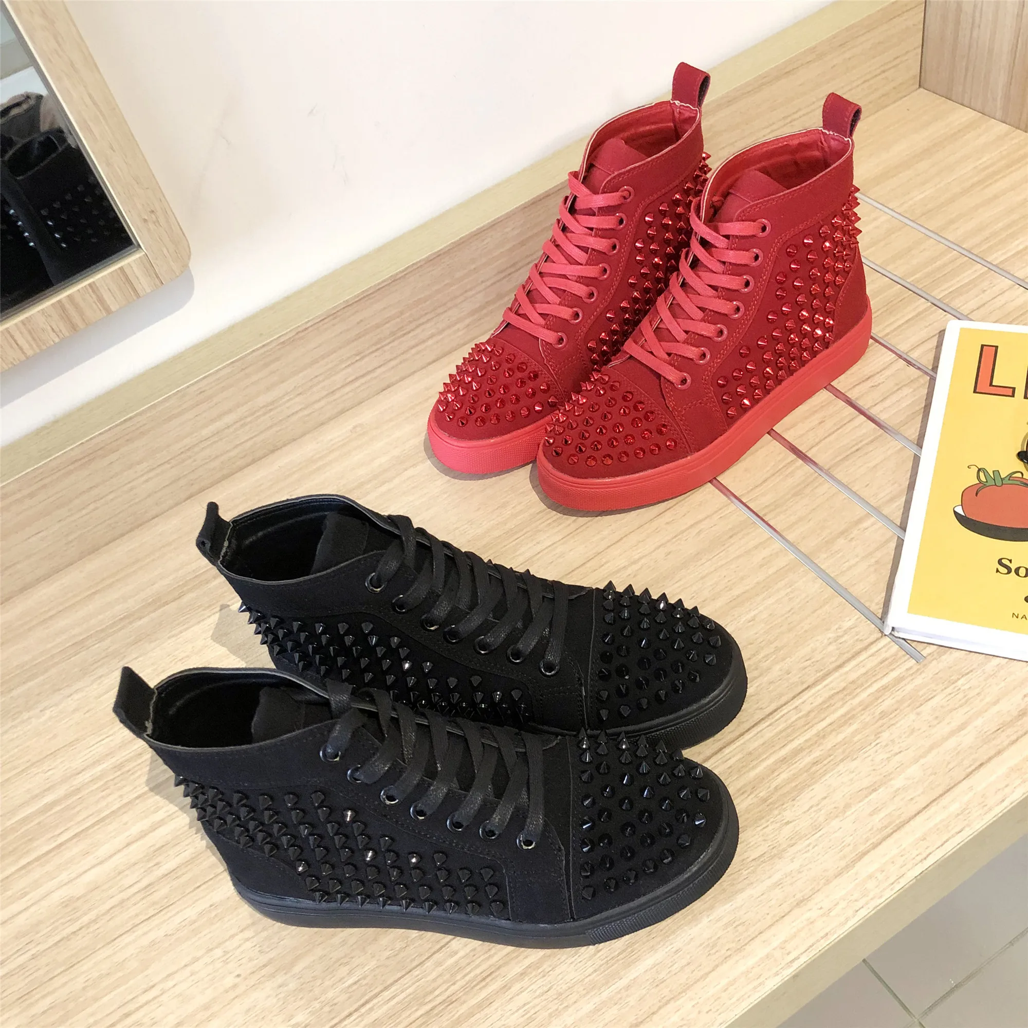 Женские кроссовки с высоким берцем модные плоские заклепки на плоской подошве