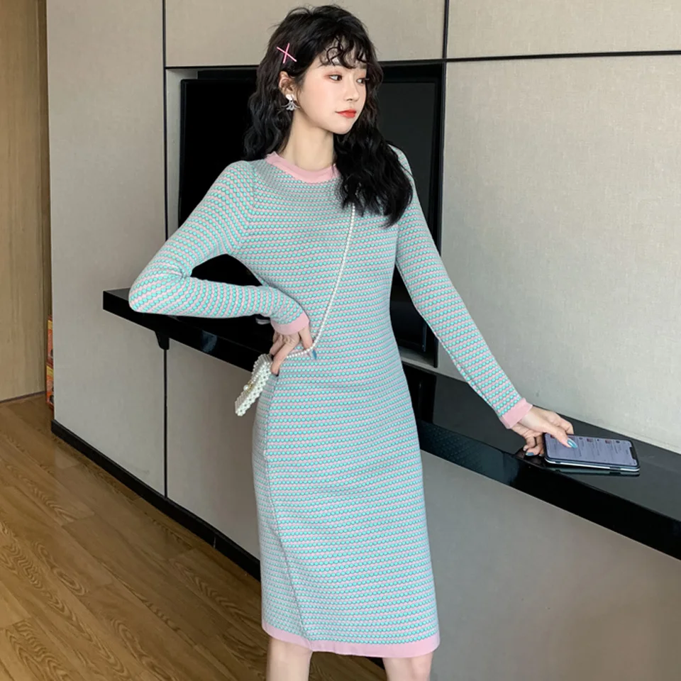 Теплое стрейчевое вязаное платье-свитер модное простое удобное осенне-зимнее