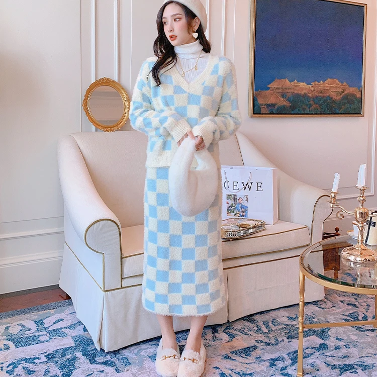 Женский трикотажный комплект из 2 предметов свободный свитер в клетку и юбка миди