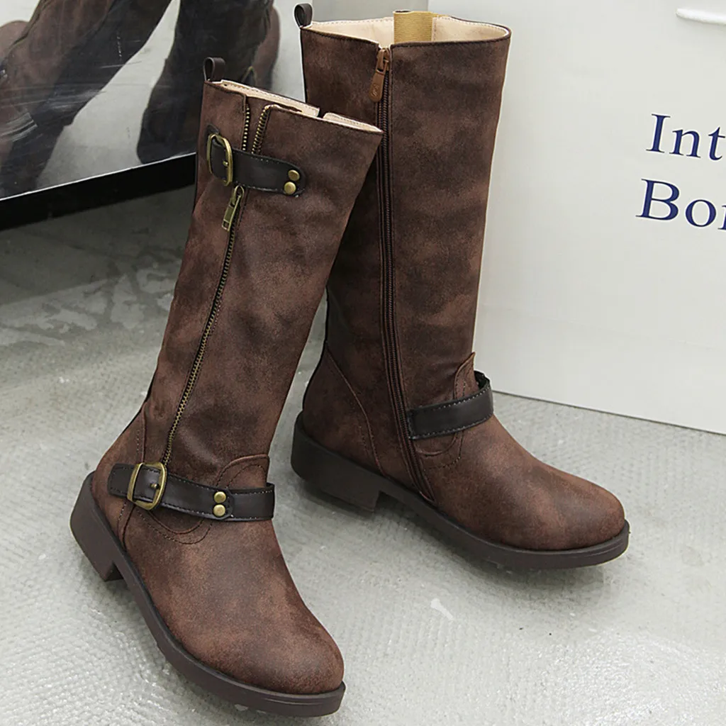 Модные однотонные высокие сапоги на ремешке с пряжкой и круглым носком молнии до