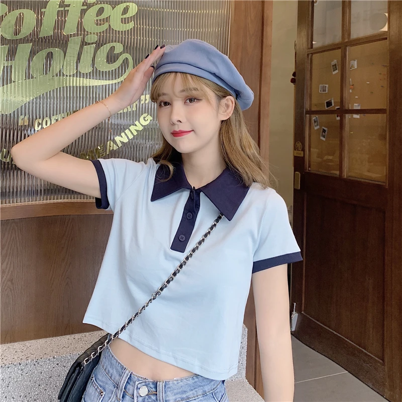 

Женская футболка-поло средней длины, с коротким рукавом и принтом букв