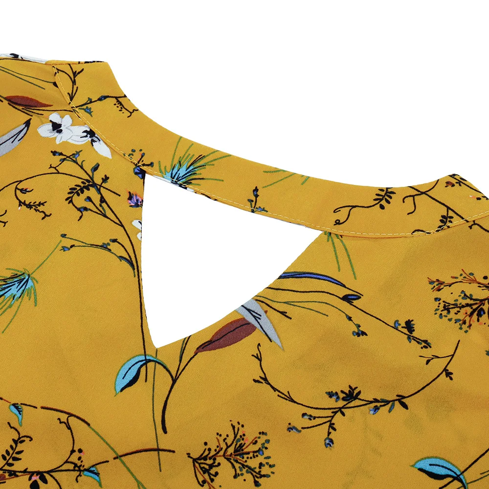 Женская футболка с маленьким цветочным принтом Расклешенным рукавом и разрезом