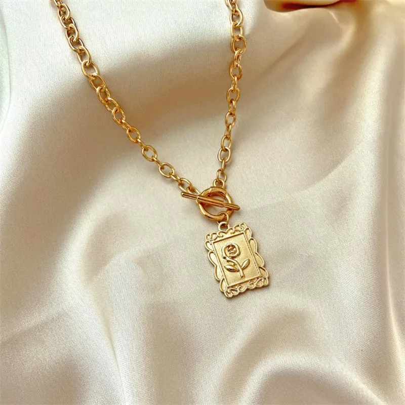

Creative Temperament Rose Flower Pendant Necklace Jewelry Accessories 2021