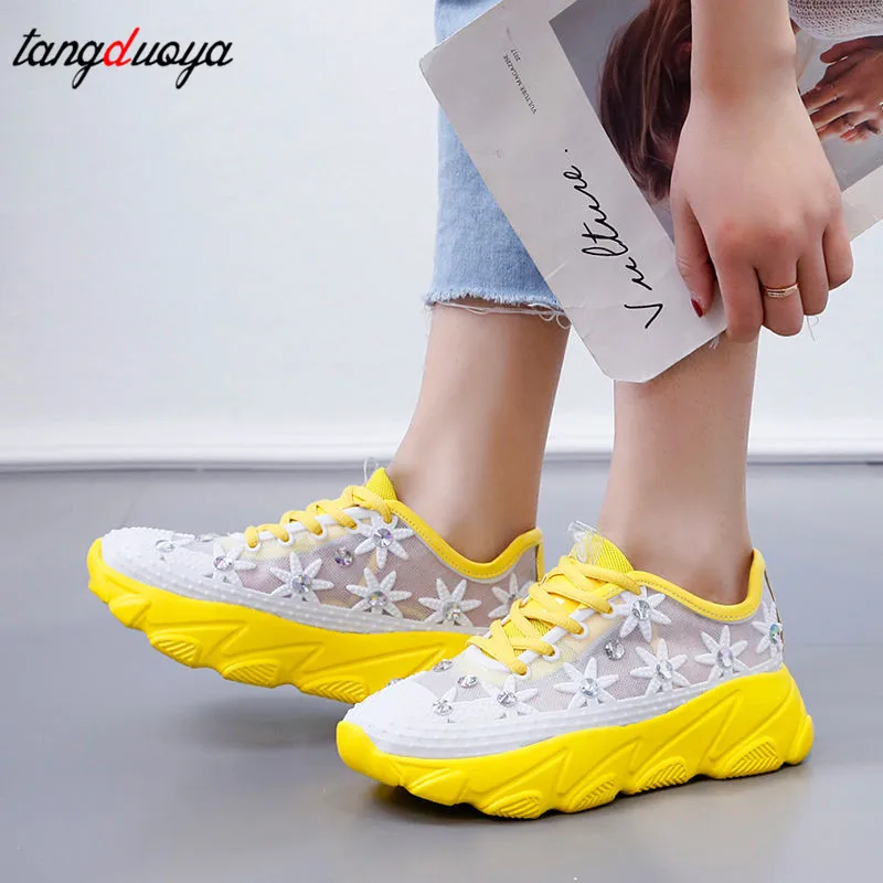 Женские кроссовки со стразами на танкетке женские массивной подошве белые