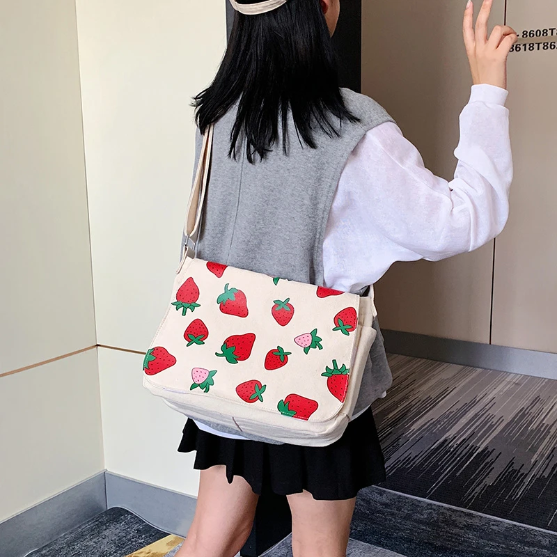 

Women's Bag Trend Japanese Cute Little Fresh Strawberry Printed Handbag 2021 New Canvas Bag Postman Messenger Messenger Bag