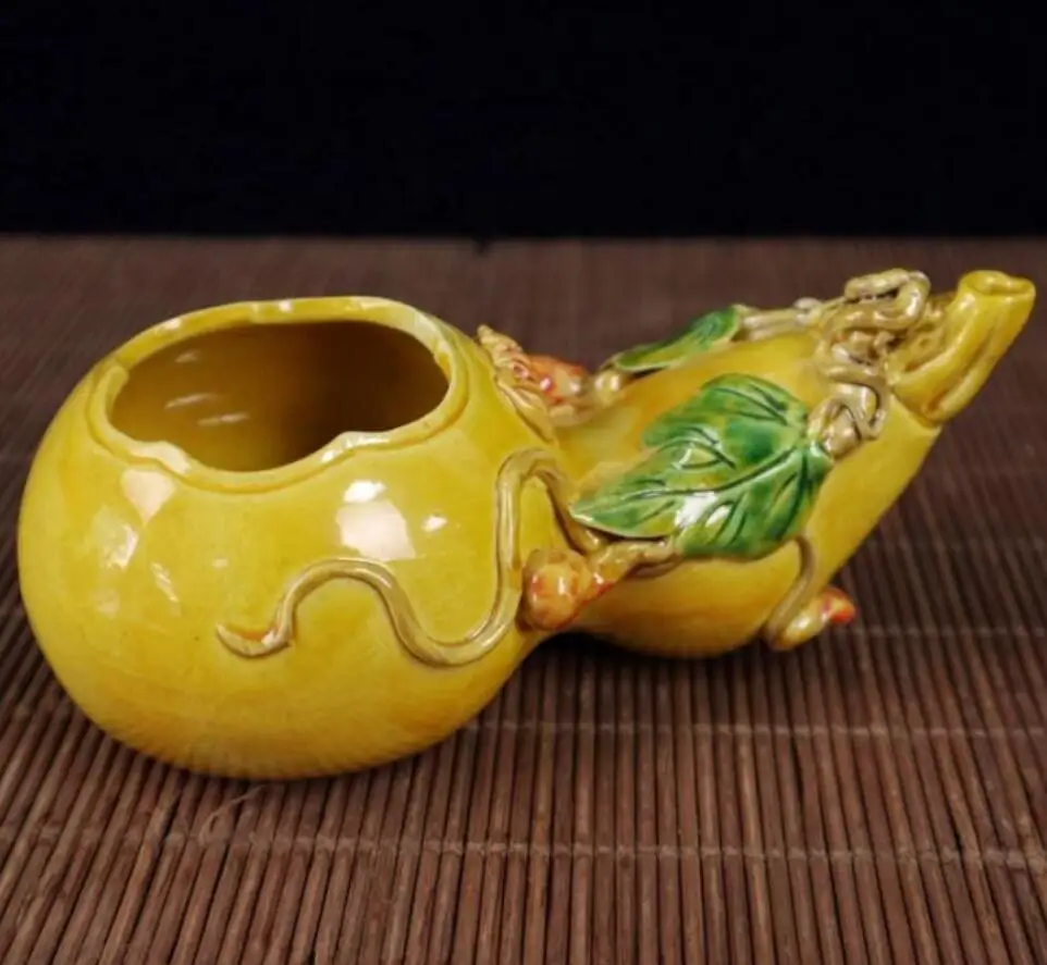 

China Yellow glaze ceramic gourd pen wash crafts statue