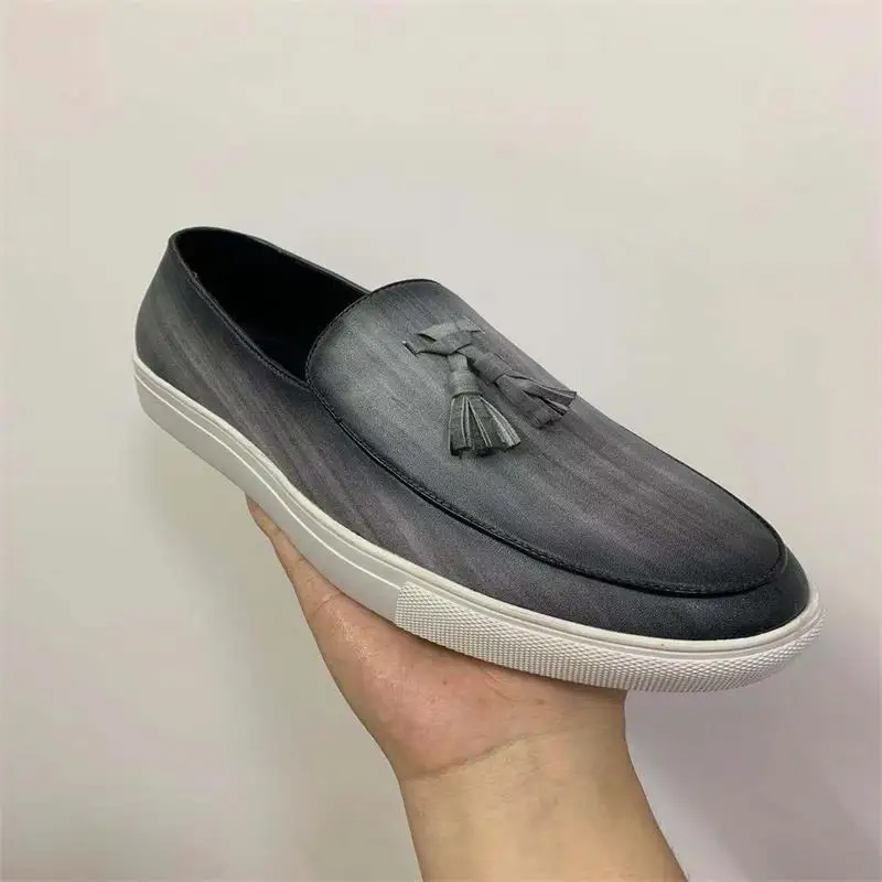 

Новинка лета 2021, мужские туфли в горошек с острым носком и кисточкой, маленькие кожаные туфли с педалью, Повседневная модная мужская обувь в ...