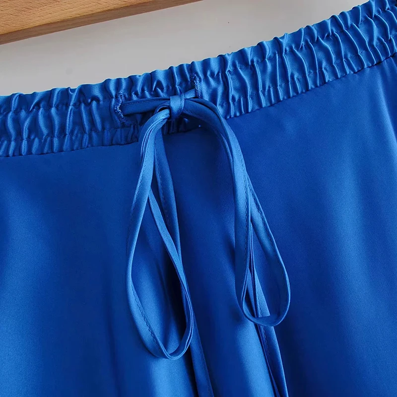 Женская длинная шелковая атласная юбка синяя однотонная ассиметричная с высокой