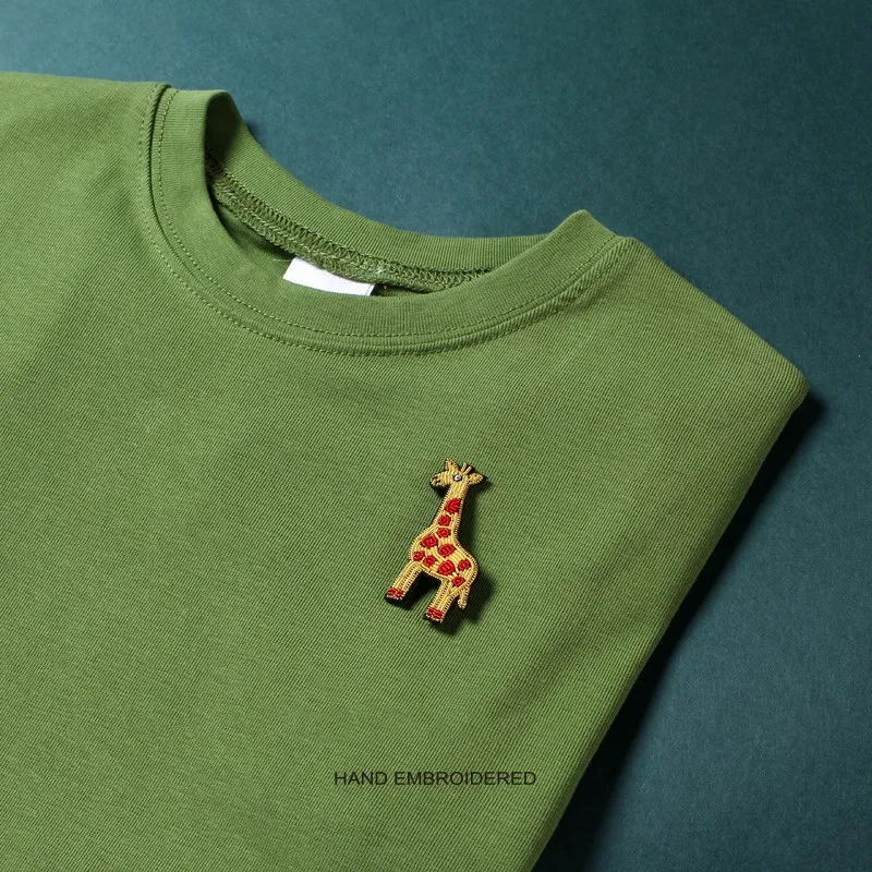 

Hand-embroidered Giraffe Brooch Female Pin Decoration Creative Cartoon Badge Cute Japanese Anti-glare Buckle High-end