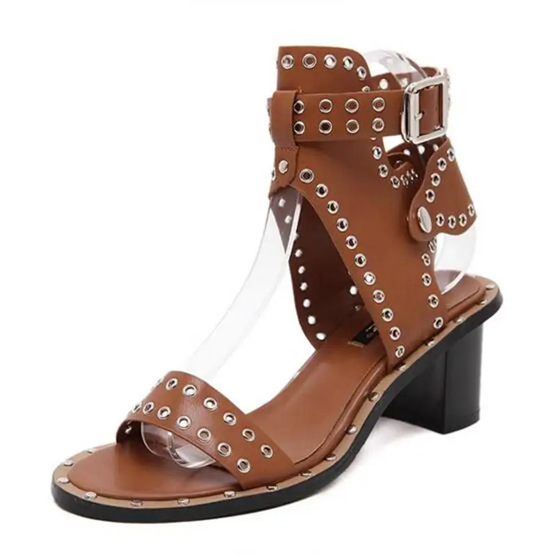 Женские сандалии с заклепками босоножки в римском стиле на среднем каблуке