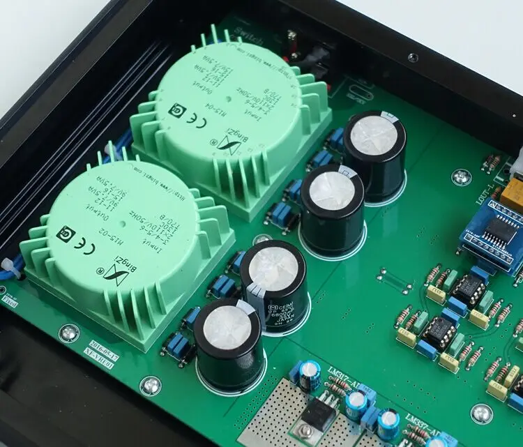 

Electronic frequency divider Linkwitz-Riley core three channel frequency division preamplifier