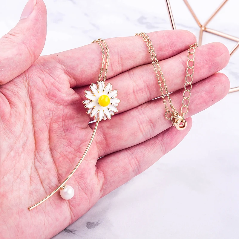 Изысканное ожерелье с жемчужной подвеской из белой эмали желтого цвета