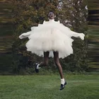 Женское мини-платье, белое, на тонких бретелях