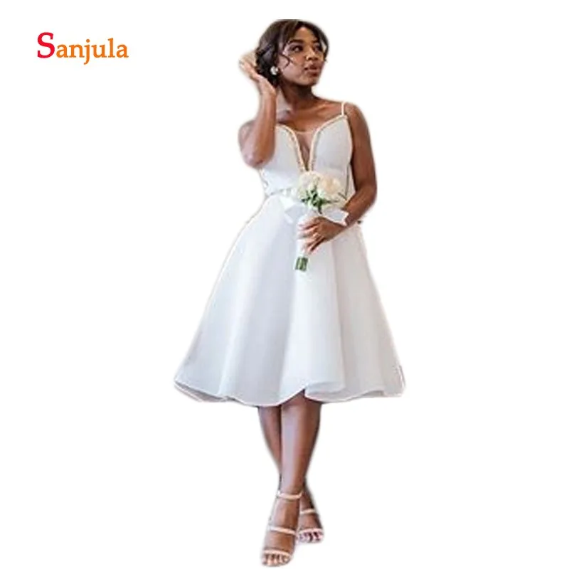 Белое платье подружки невесты длиной до колена на тонких бретелях