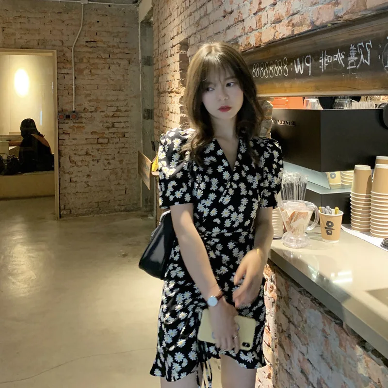 Черное платье на платформе Платье с цветочным принтом в стиле маленькая