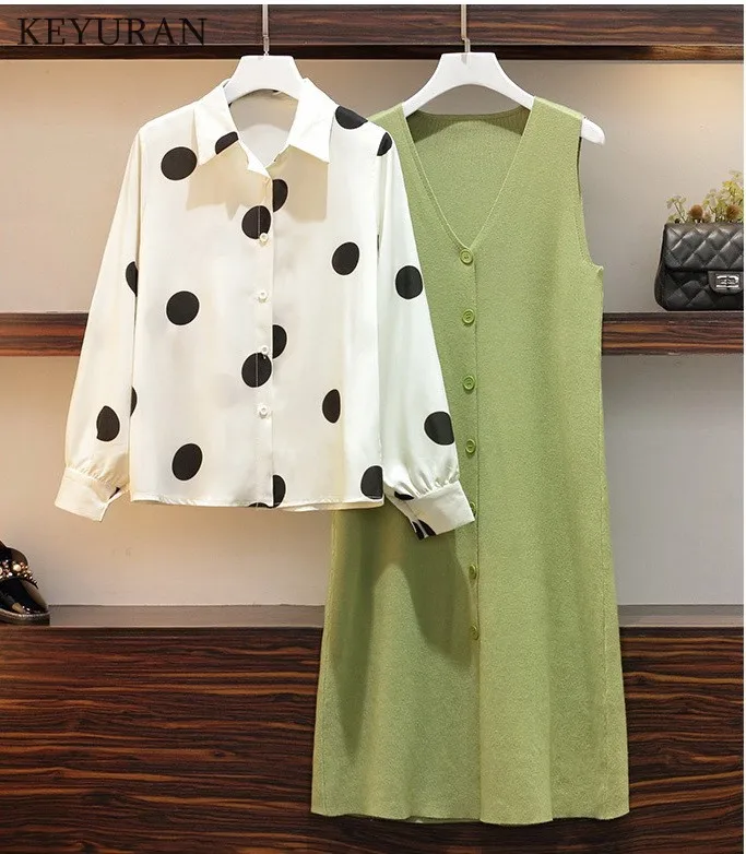 Вязаный жилет без рукавов на пуговицах и рубашка в горошек с длинными