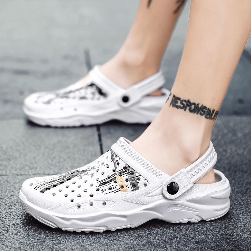 

2021 Hot Men Slip On Garden Sandals Fretwork Eva Beach Slippers Mens Fashion Flats Men Sandals Breathable Man Hole Sandals