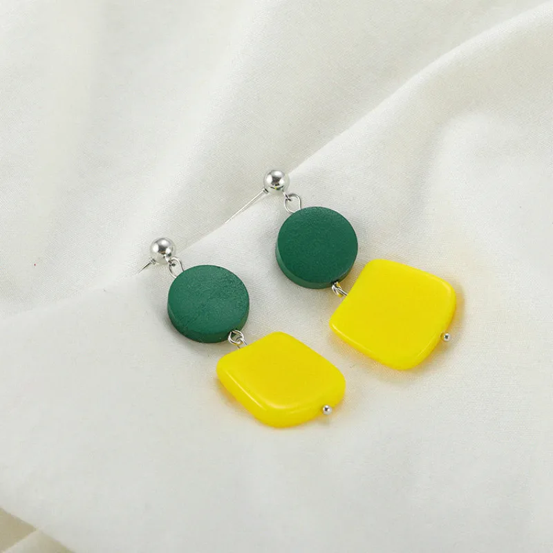 Женские простые серьги из дерева и акрила эффектные Серьги разных цветов для
