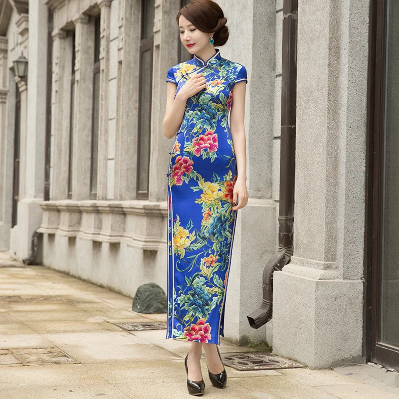 

Miss four big blue silk qipao in 2020 during the new young traditional old Shanghai retro annual meeting