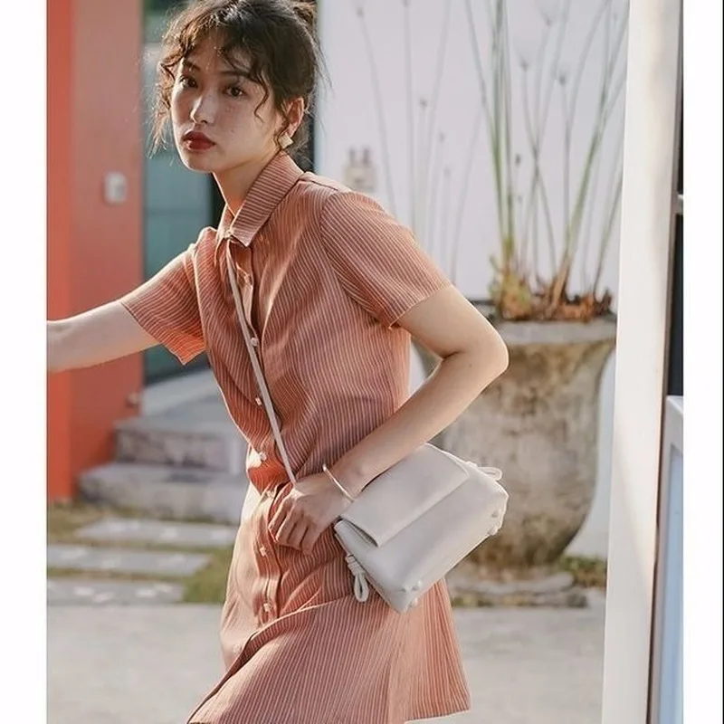 Женское платье-рубашка оранжевое розовое в полоску с отворотом мини-юбка