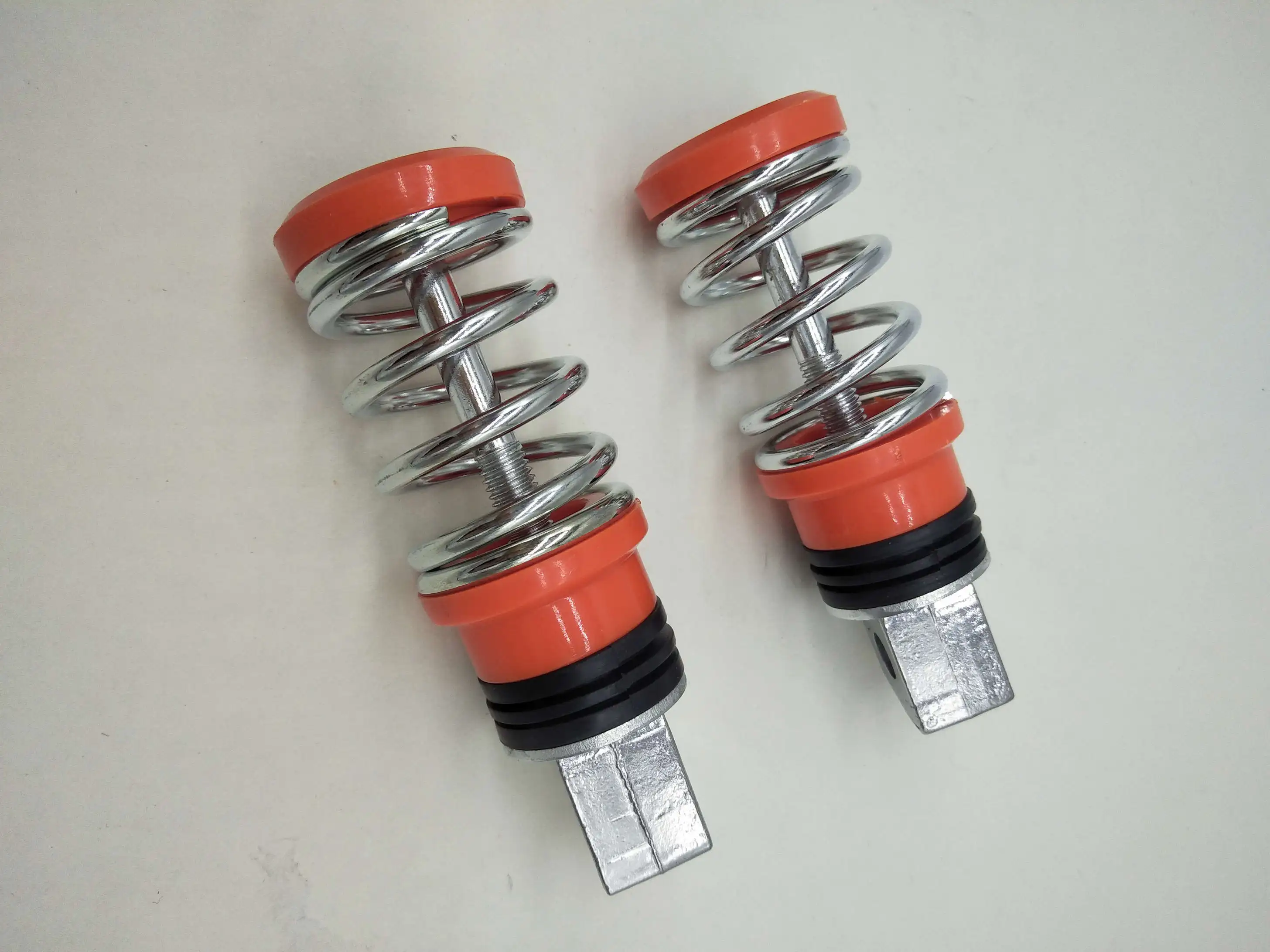 Универсальные мотоциклетные подставки A525, подставки для скутера с пружиной, отверстие 8 мм, 105x30 мм, модифицированные подставки для пассажирского заднего сиденья