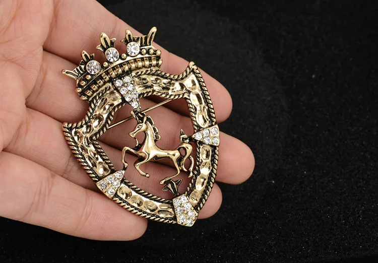 Крест Брош Новые Броши метросексуал значок лошади для пальто щит винтажный