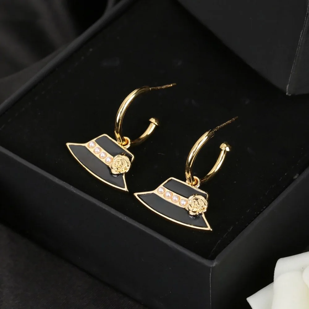 

2021 Hot Brand Fashion Pearl Jewelry Cute Lovely Acrylic Black Hat Camellia Flower Design Wedding Party Unique Earrings