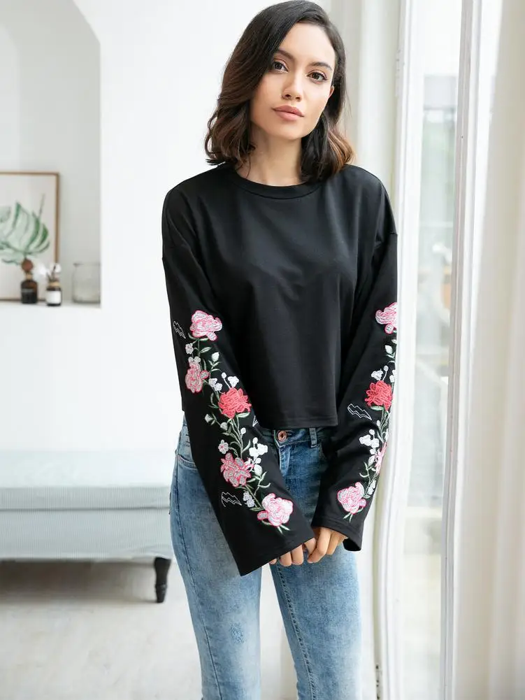 Укороченный черный Свитшот для осени и зимы топы с цветочной вышивкой