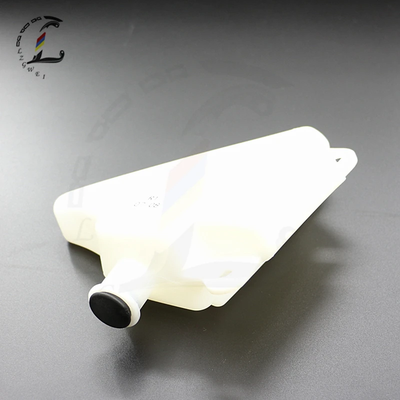 Мотоцикл после рынка охлаждающей жидкости над потоком бутылки перелива