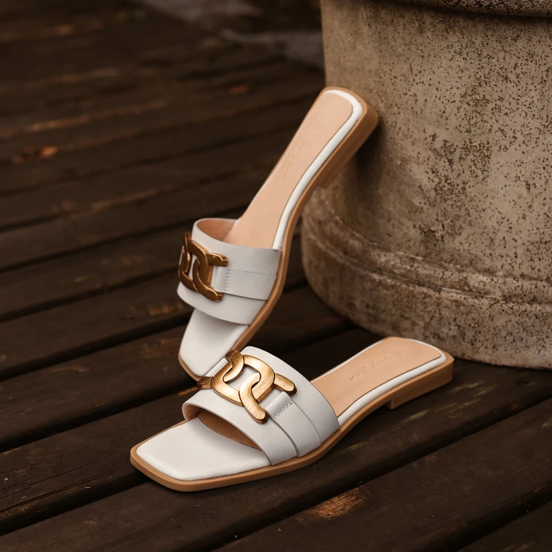 

Сланцы женские из натуральной кожи, удобные дышащие шлепанцы с металлическим украшением, летняя обувь на плоской подошве