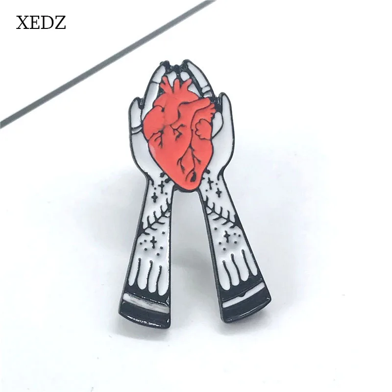 XEDZ новая брошь в форме сердца удерживающая руки на руку с листьями и красным