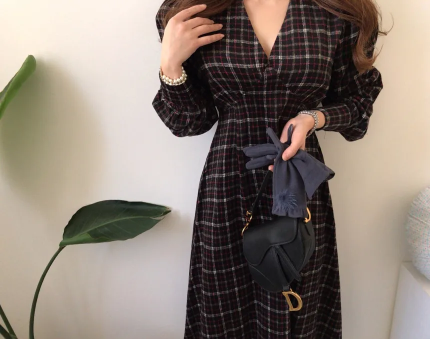 Женское элегантное платье миди с пышными рукавами осенне весеннее облегающее в