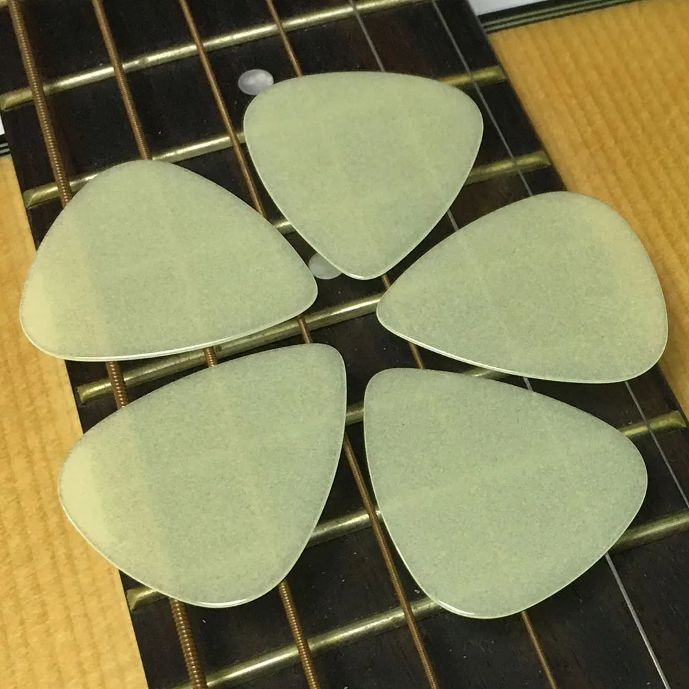 Много 100 шт светится в темноте целлюлоидная гитара выбирает Средний размер 0 71